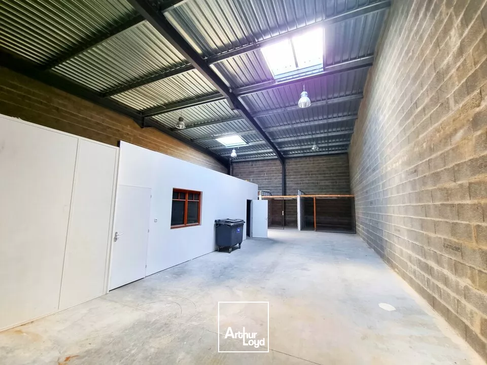 POITIERS SECTEUR AUCHAN SUD - A LOUER LOCAL D'ACTIVITES OU ENTREPOT 250M²