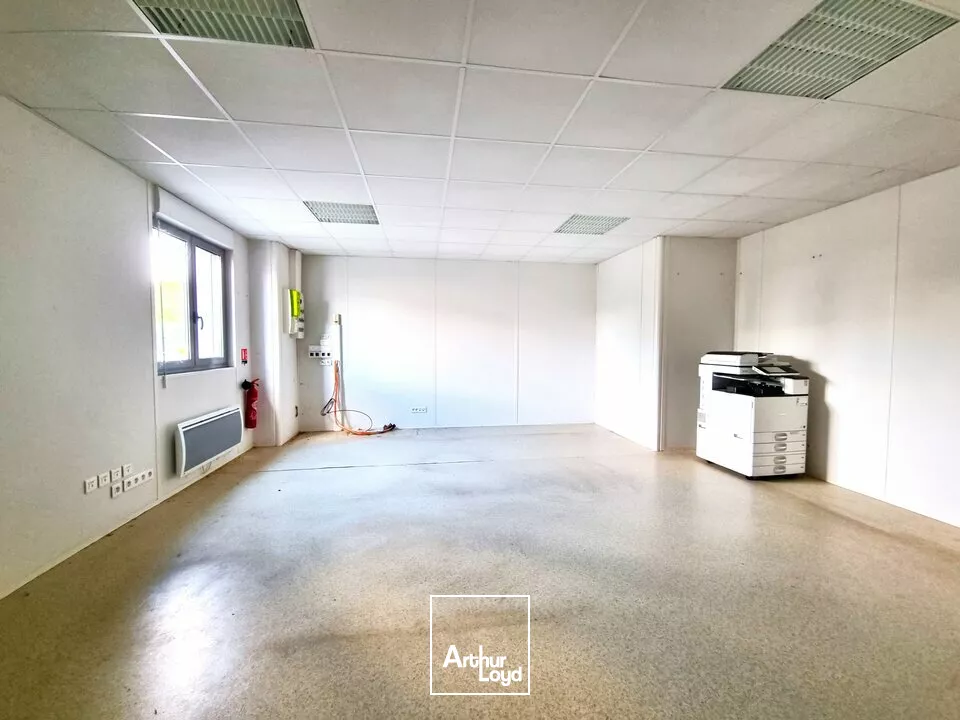 POITIERS SECTEUR AUCHAN SUD - A LOUER LOCAL D'ACTIVITES OU ENTREPOT 250M²