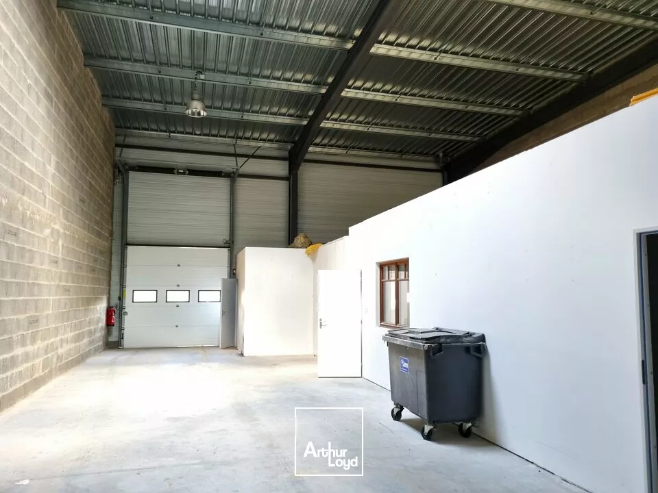 POITIERS SECTEUR AUCHAN SUD - A LOUER LOCAL D'ACTIVITES OU ENTREPOT 250M²