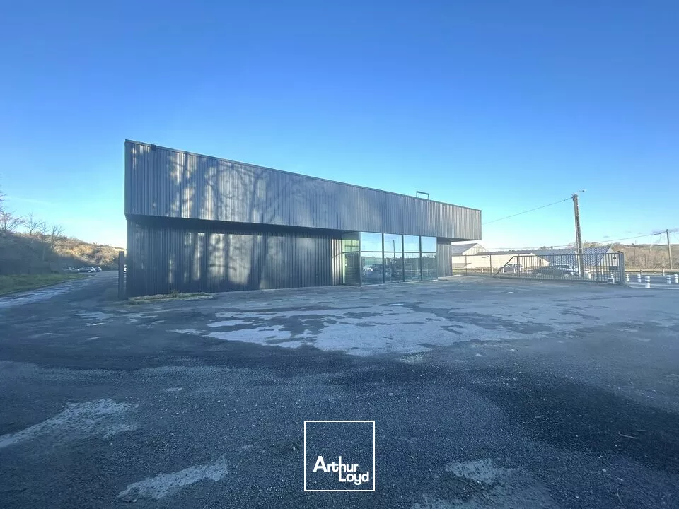 A LOUER - LOCAL COMMERCIAL FACE À UN AXE PASSANT DE L'AGGLOMÉRATION DE POITIERS - 500m²