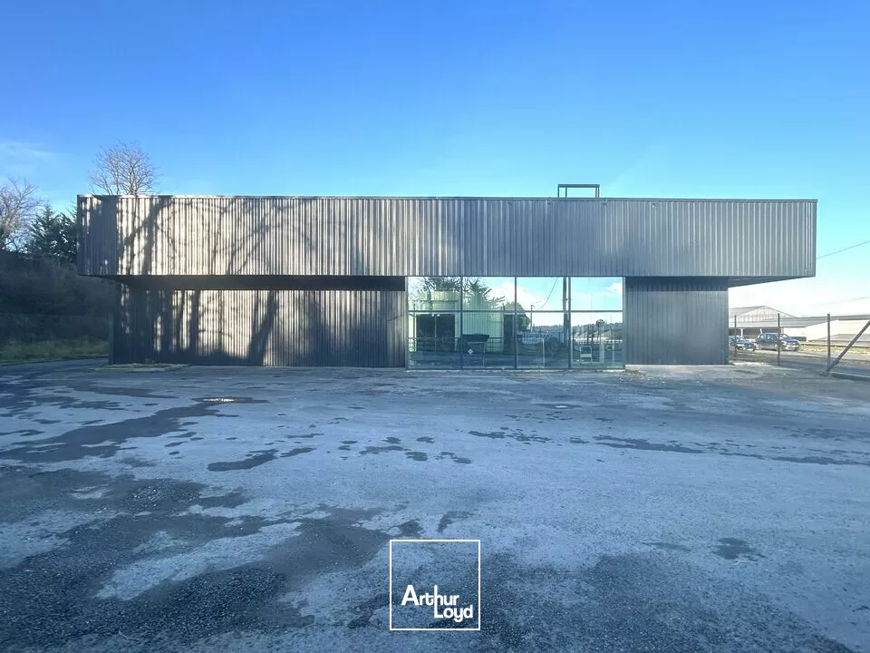 LOCAL COMMERCIAL À LOUER - EMPLACEMENT STRATÉGIQUE SUR LA D910 - 250m²