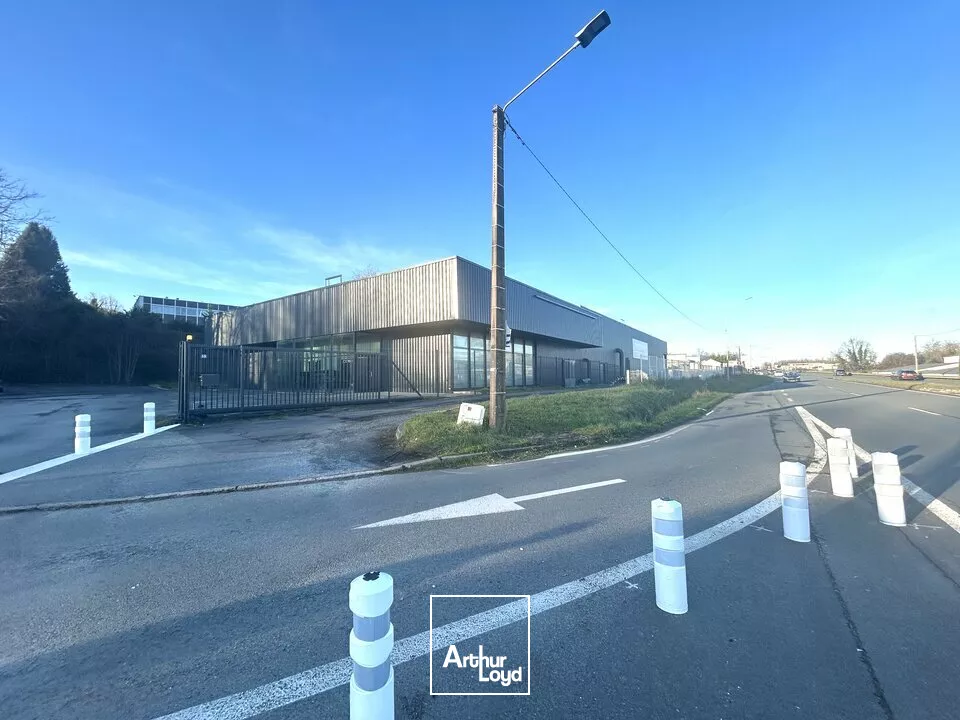 LOCAL COMMERCIAL À LOUER - EMPLACEMENT STRATÉGIQUE SUR LA D910 - 250m²