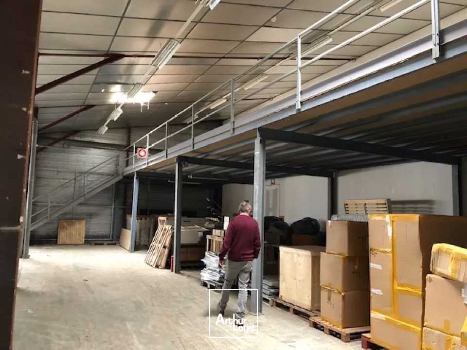 LOCATION ENTREPOT CHAURAY 2450m2 AVEC QUAI