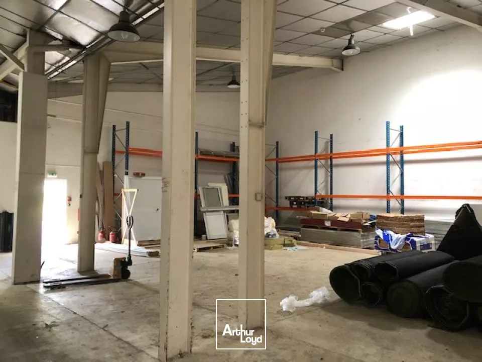 LOCATION ENTREPOT CHAURAY 2450m2 AVEC QUAI