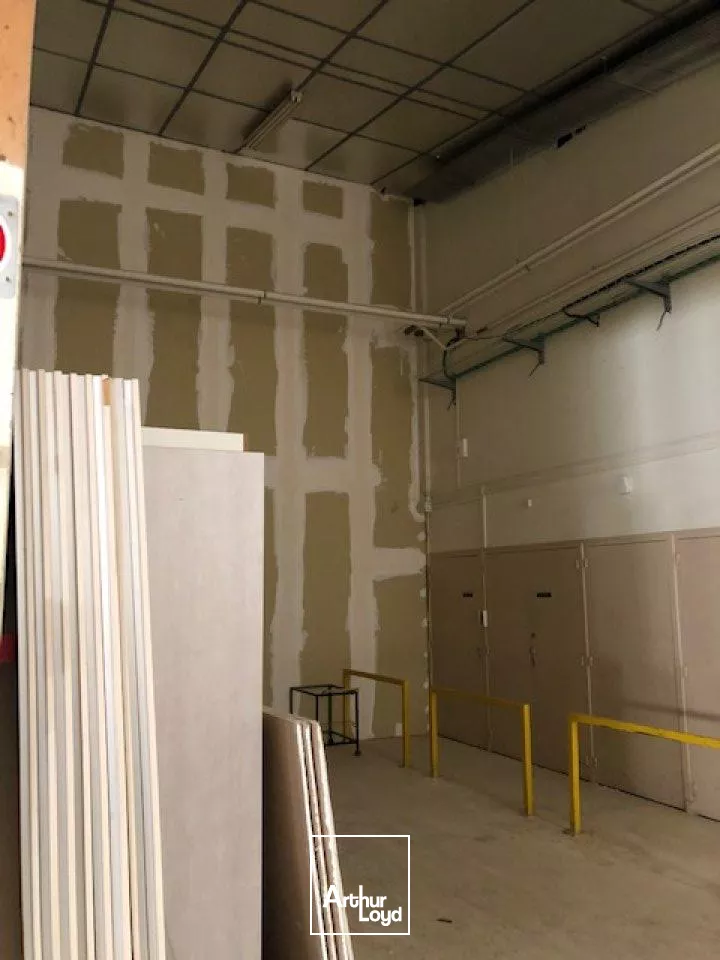 LOCATION ENTREPOT CHAURAY 2450m2 AVEC QUAI