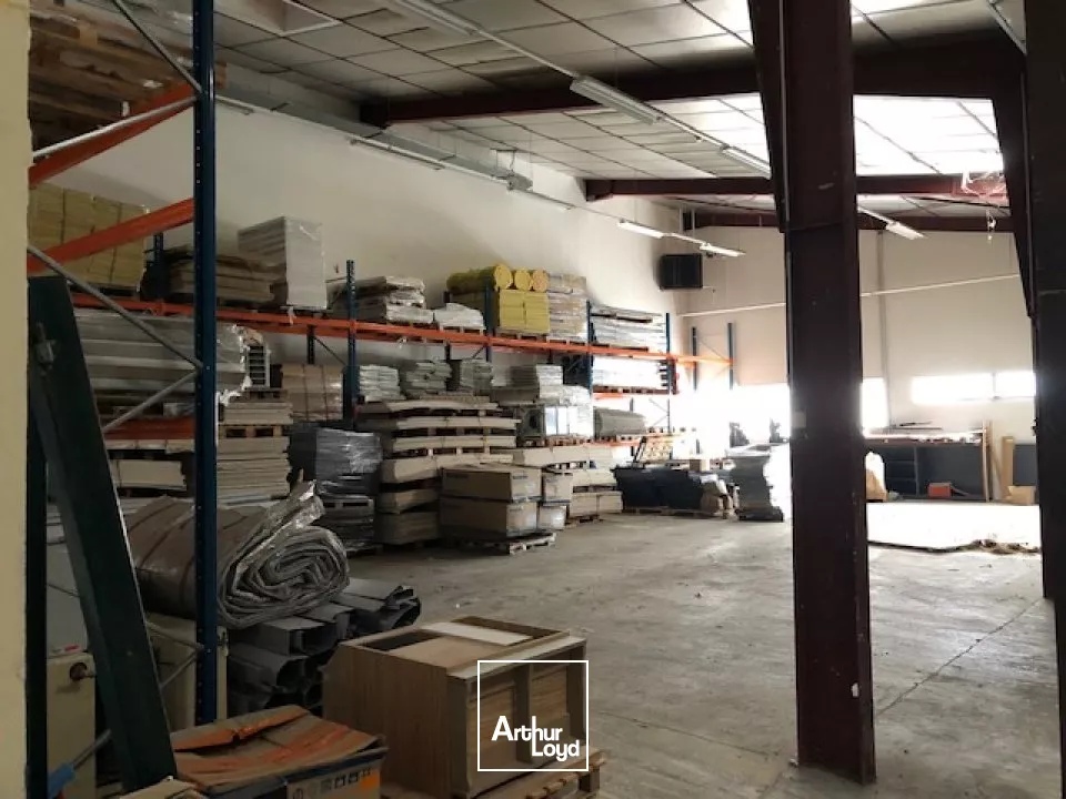 LOCATION ENTREPOT CHAURAY 2450m2 AVEC QUAI