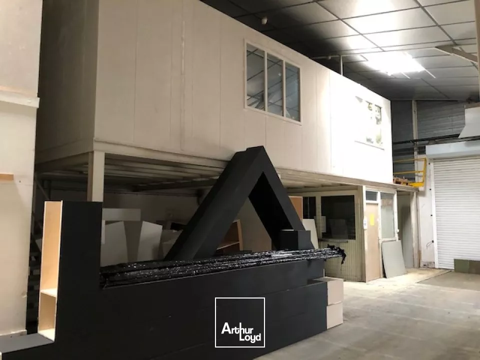 LOCATION ENTREPOT CHAURAY 2450m2 AVEC QUAI