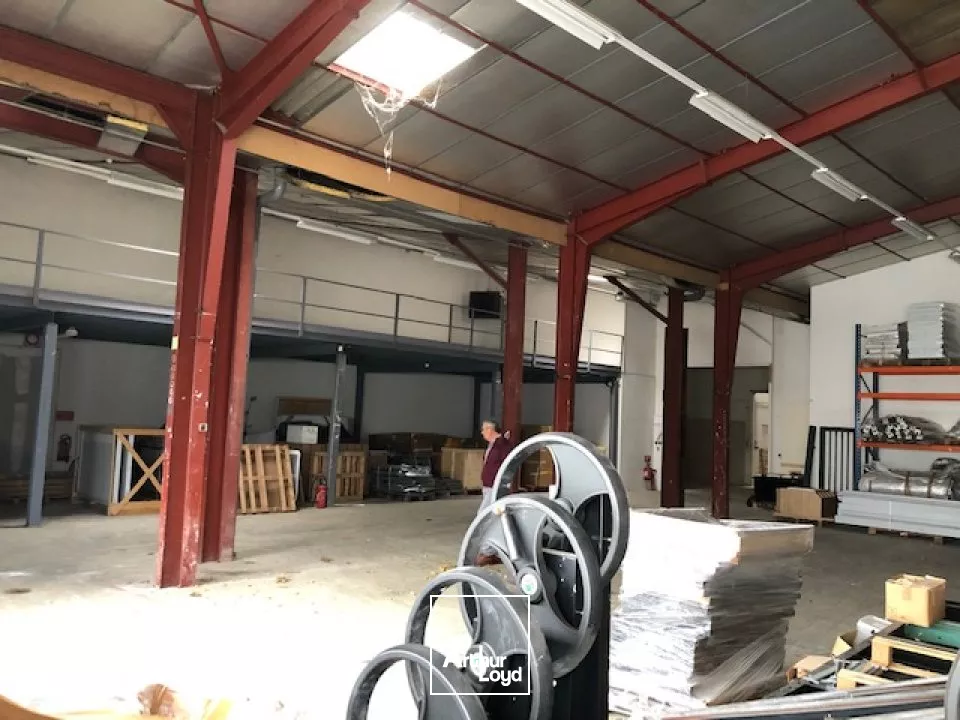 LOCATION ENTREPOT CHAURAY 2450m2 AVEC QUAI