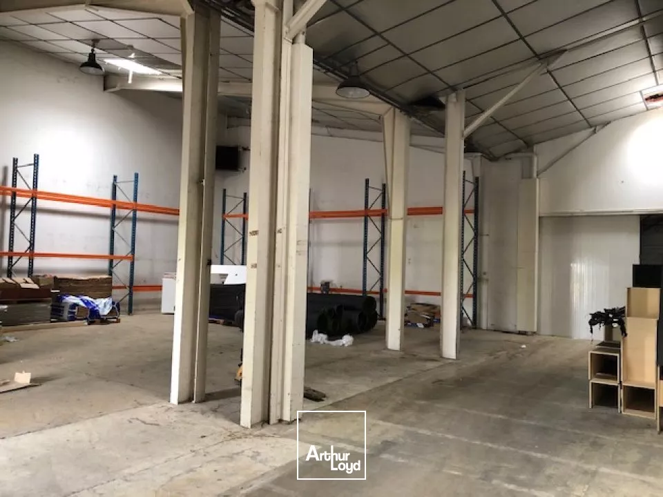 LOCATION ENTREPOT CHAURAY 2450m2 AVEC QUAI