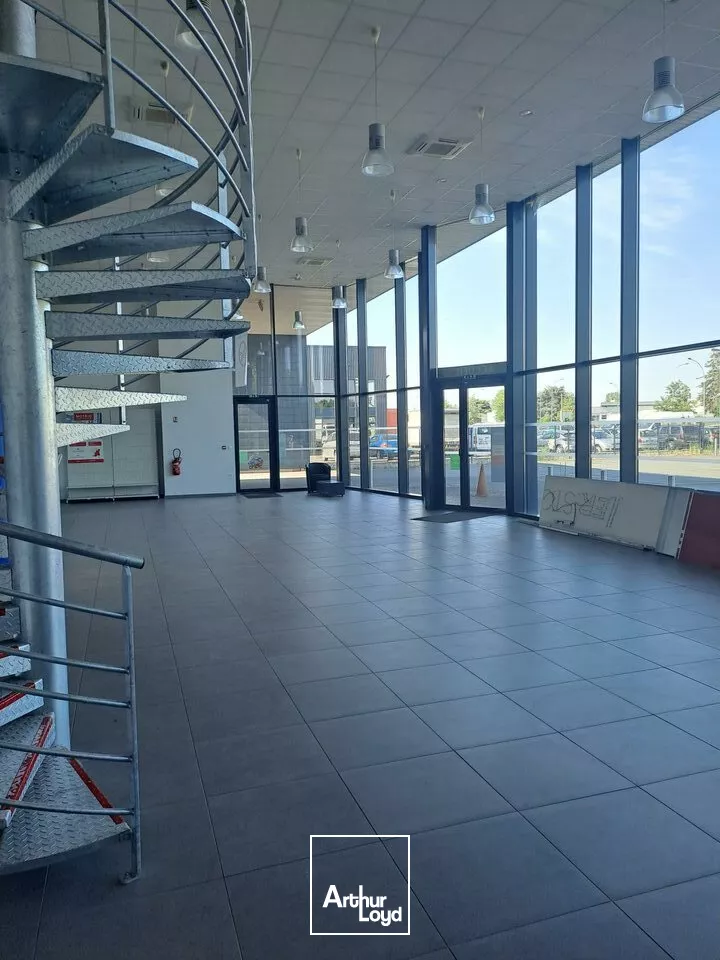A LOUER LOCAL COMMERCIAL IDEAL SECTEUR AUTOMOBILES / CONCESSIONS ZONE NORD CHATELLERAULT (86)
