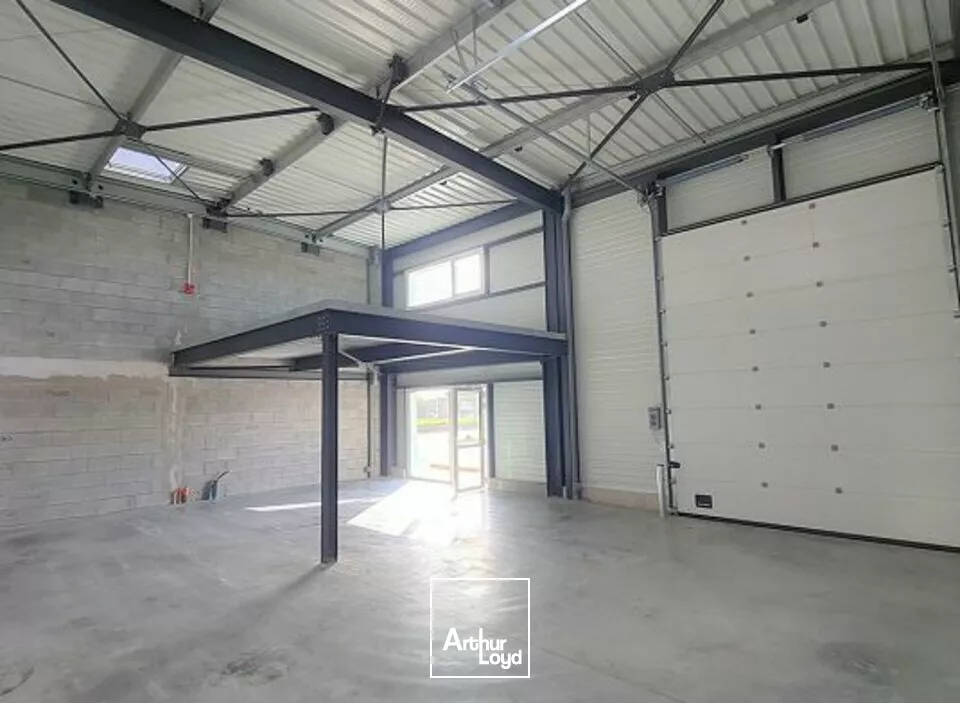 À LOUER / À VENDRE  LOCAL D'ACTIVITÉ 380 M²  LES SABLES D'OLONNE
