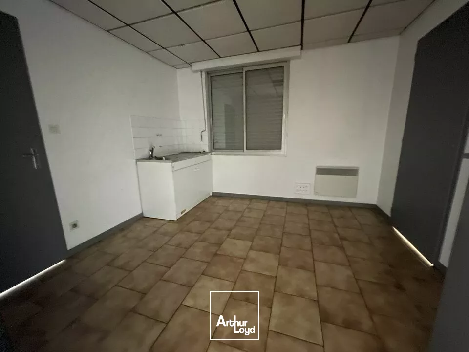 A LOUER NIORT ST LIGUAIRE BÂTIMENT D'ACTIVITÉ 800M2 - GRANDE HAUTEUR