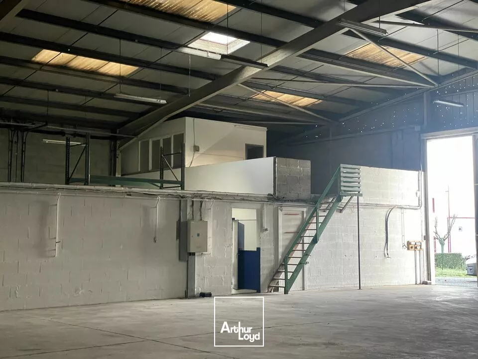 A LOUER NIORT ST LIGUAIRE BÂTIMENT D'ACTIVITÉ 800M2 - GRANDE HAUTEUR