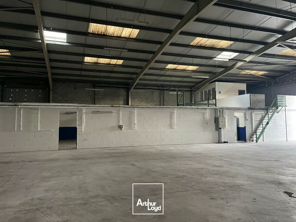 A LOUER NIORT ST LIGUAIRE BÂTIMENT D'ACTIVITÉ 800M2 - GRANDE HAUTEUR