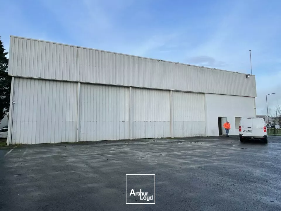 A LOUER NIORT ST LIGUAIRE BÂTIMENT D'ACTIVITÉ 800M2 - GRANDE HAUTEUR