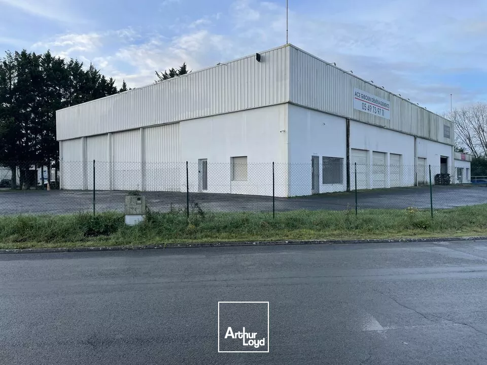 A LOUER NIORT ST LIGUAIRE BÂTIMENT D'ACTIVITÉ 800M2 - GRANDE HAUTEUR