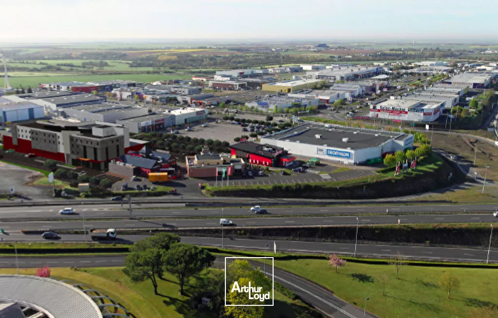 A LOUER CELLULE DE 1380M2 - NIORT ZONE MENDES FRANCE