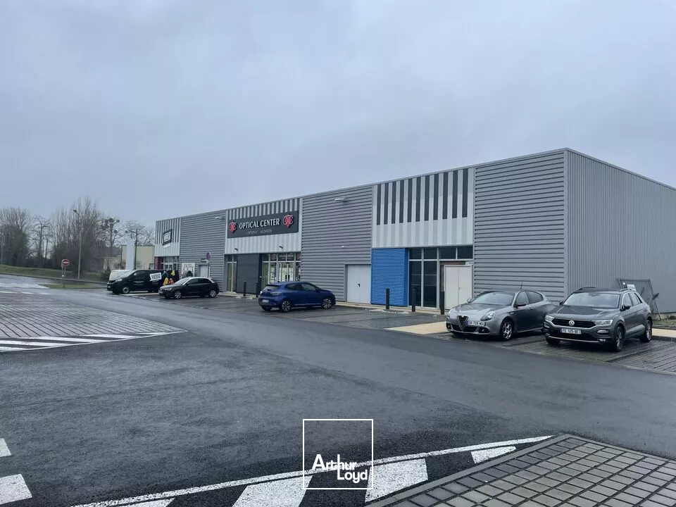 CELLULE COMMERCIALE DE 300 M2 AZAY LE BRULE 79