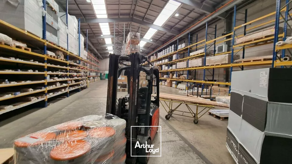 GRAND POITIERS - RARE- Z.I REPUBLIQUE I - A LOUER LOCAL D'ACTIVITE 1097M²