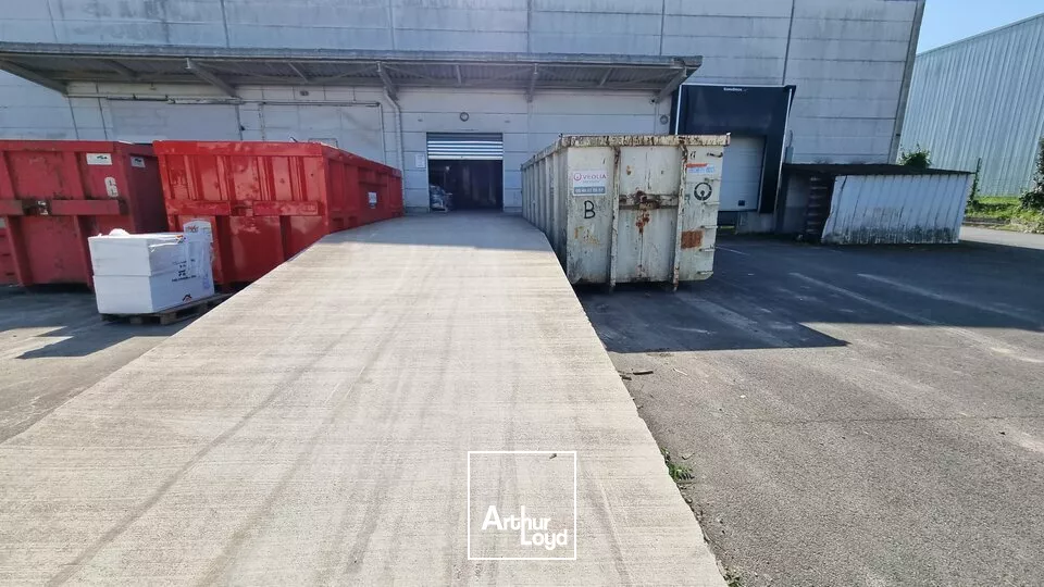 GRAND POITIERS - RARE- Z.I REPUBLIQUE I - A LOUER LOCAL D'ACTIVITE 1097M²