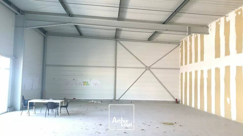 CELLULE COMMERCIALE DE 200 M2 AZAY LE BRULE 79