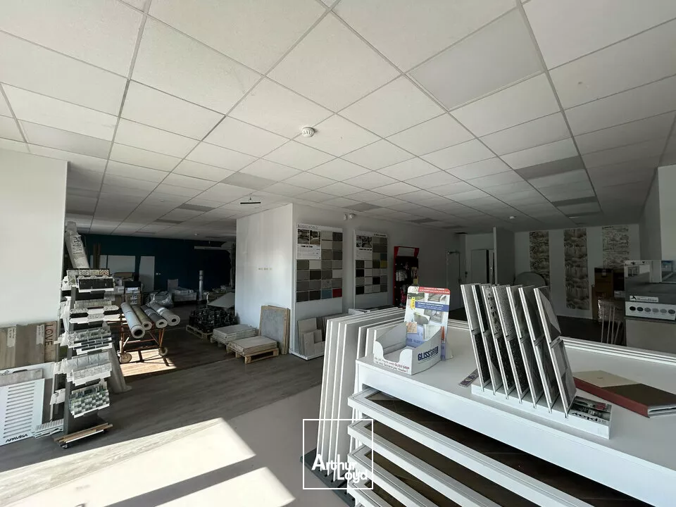 A LOUER - LOCAL COMMERCIAL AVEC SHOWROOM - ZONE D'ACTIVITÉS ET INDUSTRIELLE - POITIERS