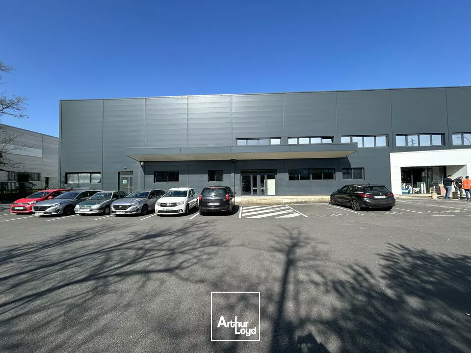 A LOUER - LOCAL COMMERCIAL AVEC SHOWROOM - ZONE D'ACTIVITÉS ET INDUSTRIELLE - POITIERS