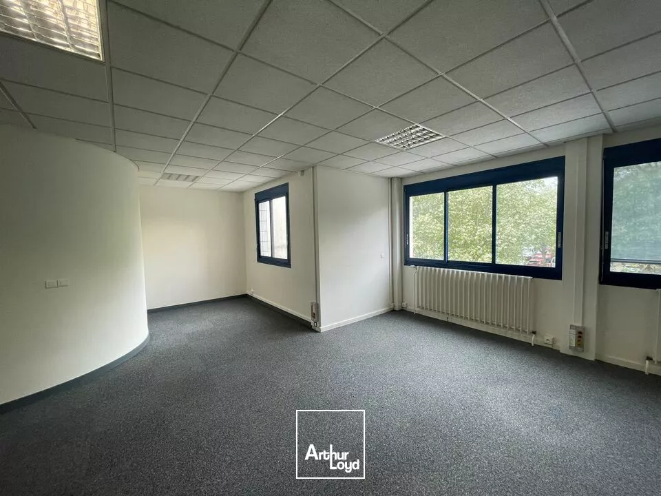 POITIERS SECTEUR PARC DES EXPOSITIONS BUREAUX 83.54m2