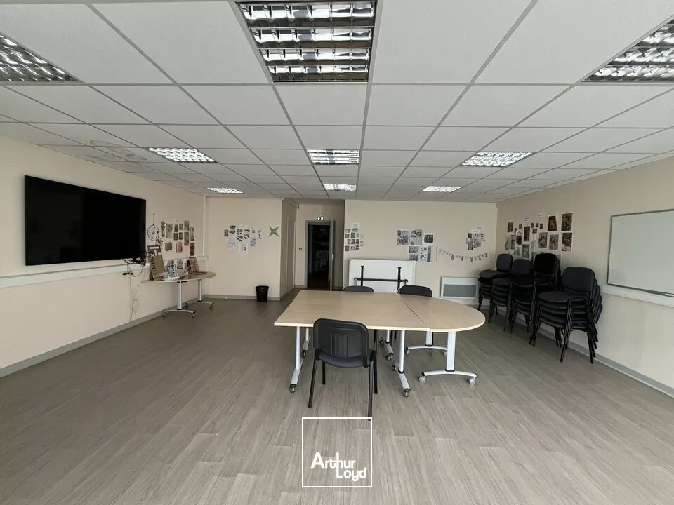 DÉVELOPPEZ VOTRE ENTREPRISE DANS UN ENVIRONNEMENT CALME ET ACCESSIBLE  BUREAUX DE 152 M² À LOUER À NIORT.