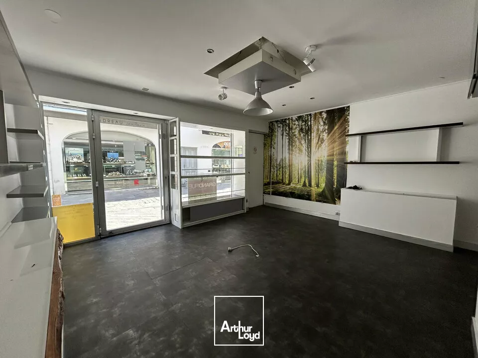 A LOUER - LOCAL COMMERCIAL N°1 EN EMPLACEMENT PREMIUM - RUE PIÉTONNE DU CENTRE VILLE DE POITIERS
