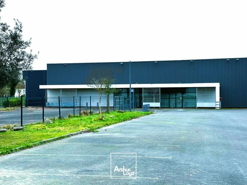 A VENDRE LOCAL COMMERCIAL DE 1 300 m² - BOUFFERE - SECTEUR MONTAIGU 