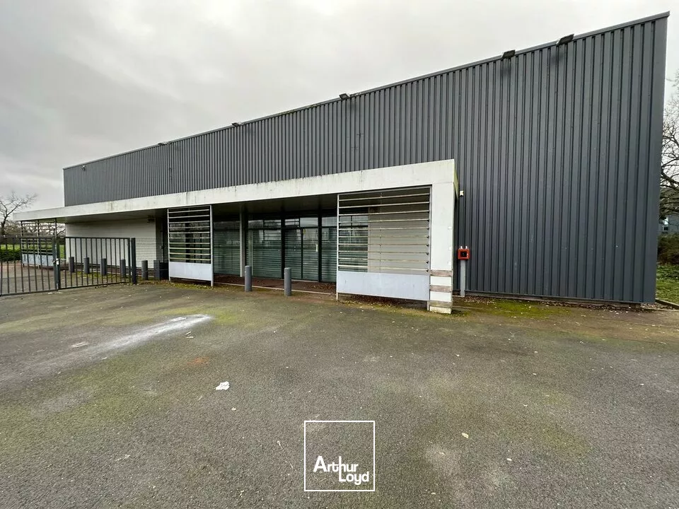 A VENDRE LOCAL COMMERCIAL DE 1 300 m² - BOUFFERE - SECTEUR MONTAIGU 