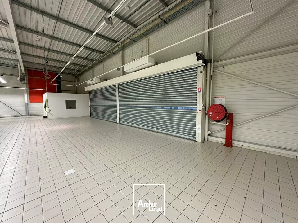 A VENDRE LOCAL COMMERCIAL DE 1 300 m² - BOUFFERE - SECTEUR MONTAIGU 