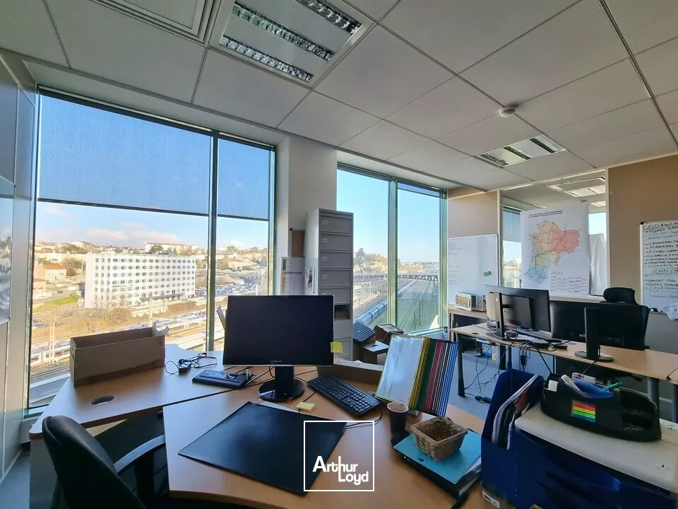 POITIERS GARE CENTRE VILLE - TRES BEAUX BUREAUX A PARTIR DE 34M² A LOUER 