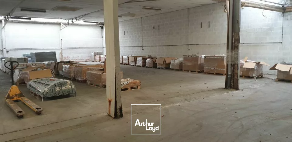 A LOUER LOCAL D'ACTIVITE DE 880 m2 - ACCES GROS PORTEUR - FONTENAY LE COMTE 