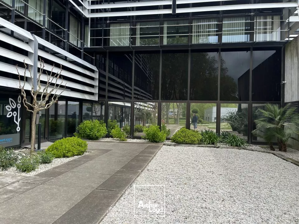 IMPLANTEZ VOTRE ENTREPRISE DANS UN ESPACE DE BUREAUX FONCTIONNEL, AU CUR D'UN CENTRE D'AFFAIRES DYNAMIQUE À NIORT.