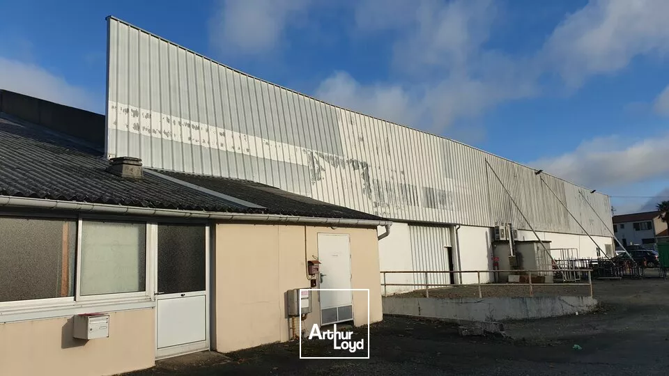 A VENDRE LOCAL D'ACTIVITE DE 0 m2 - ACCES GROS PORTEUR - FONTENAY LE COMTE 