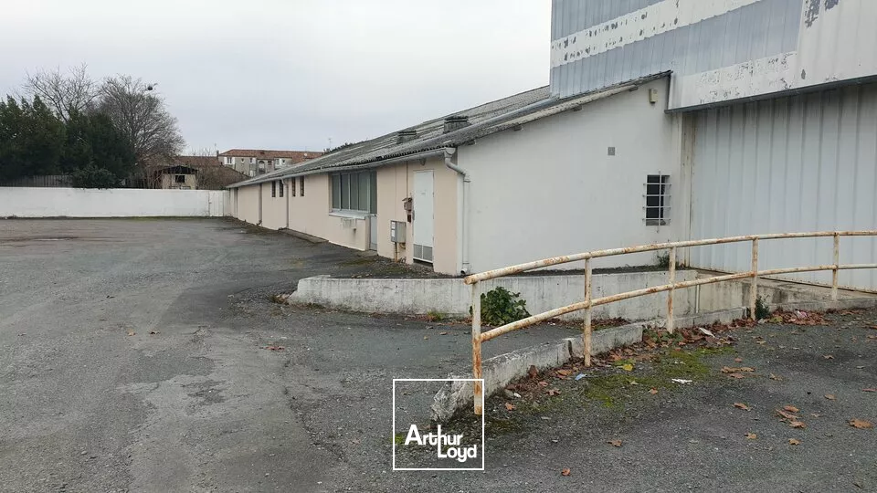 A VENDRE LOCAL D'ACTIVITE DE 0 m2 - ACCES GROS PORTEUR - FONTENAY LE COMTE 