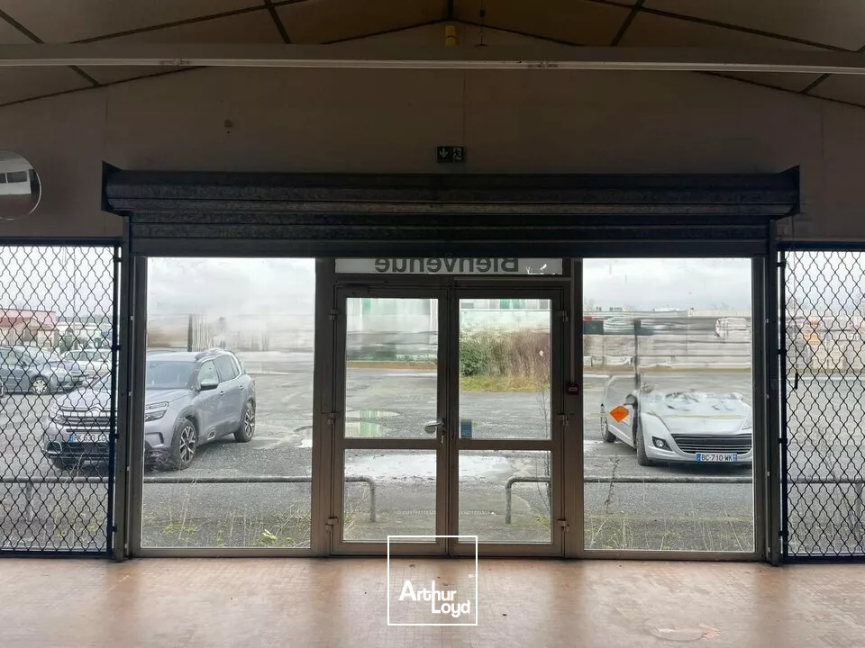 LOCAL COMMERCIAL DE 545M² - A LOUER - LES HERBIERS