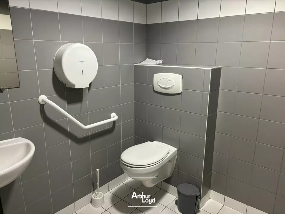 À louer  Bureaux fonctionnels et lumineux de 390 m² dans un immeuble tertiaire moderne aux Herbiers