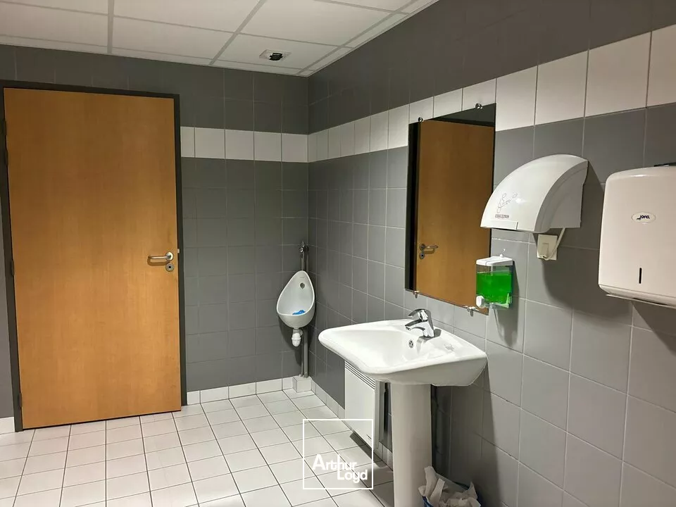 À louer  Bureaux fonctionnels et lumineux de 390 m² dans un immeuble tertiaire moderne aux Herbiers