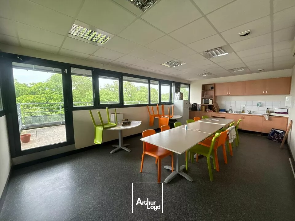 À louer  Bureaux fonctionnels et lumineux de 390 m² dans un immeuble tertiaire moderne aux Herbiers
