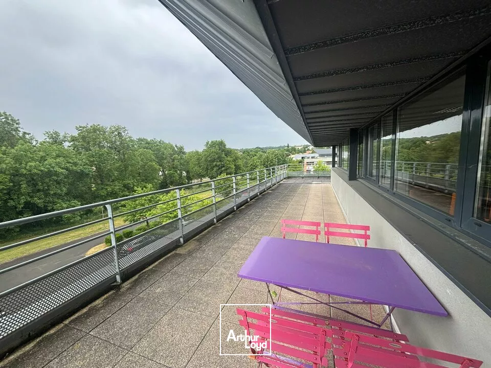 À louer  Bureaux fonctionnels et lumineux de 390 m² dans un immeuble tertiaire moderne aux Herbiers