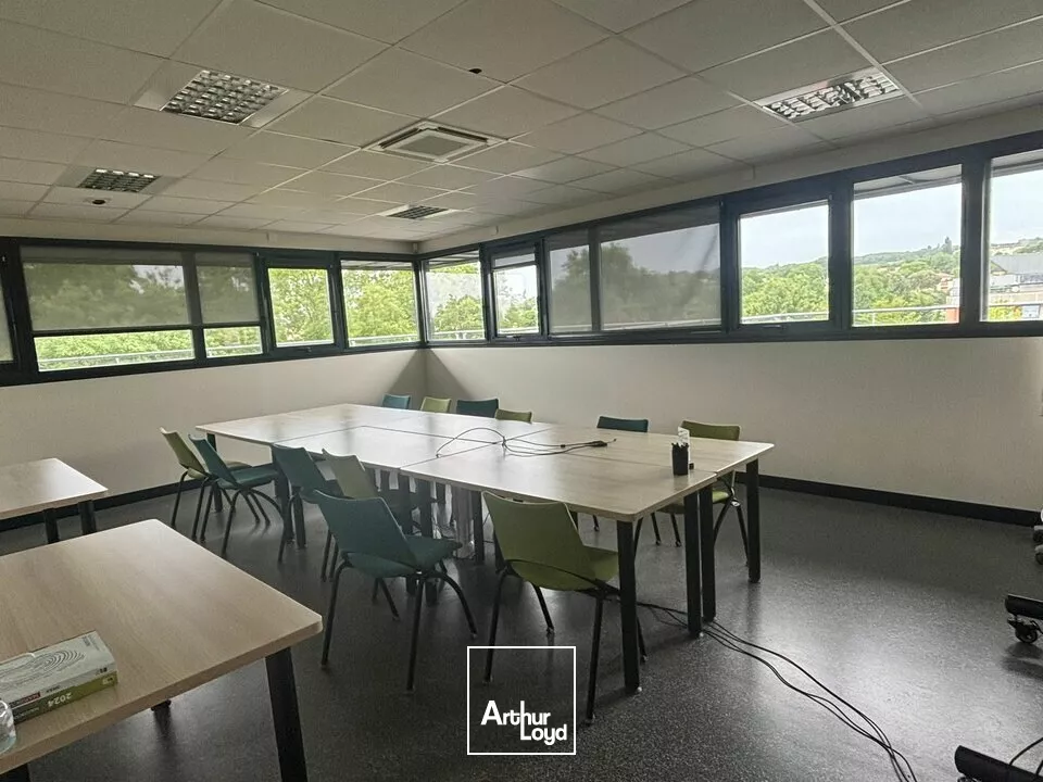 À louer  Bureaux fonctionnels et lumineux de 390 m² dans un immeuble tertiaire moderne aux Herbiers