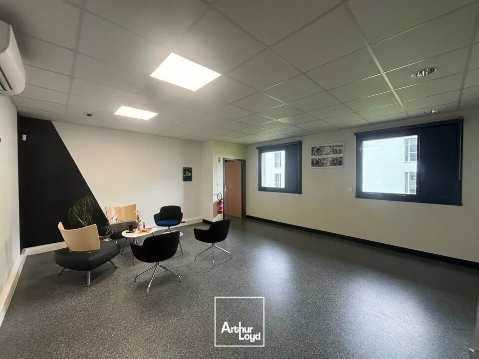 À louer  Bureaux fonctionnels et lumineux de 390 m² dans un immeuble tertiaire moderne aux Herbiers