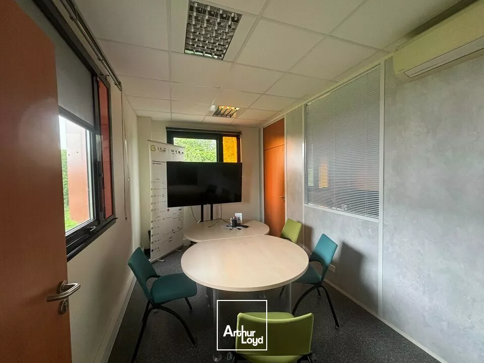 À louer  Bureaux fonctionnels et lumineux de 390 m² dans un immeuble tertiaire moderne aux Herbiers