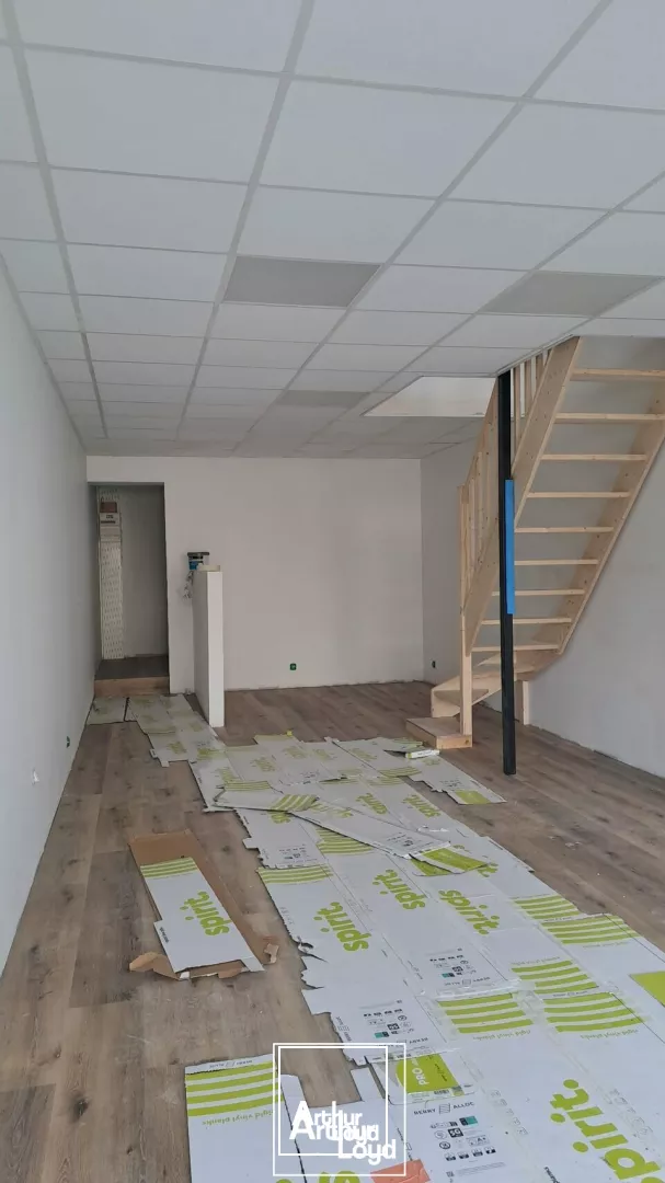 Local Commercial Rénové avec Large Vitrine et Parking - Brive