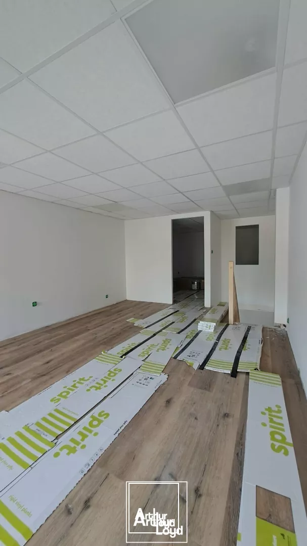 Local Commercial Rénové avec Large Vitrine et Parking - Brive