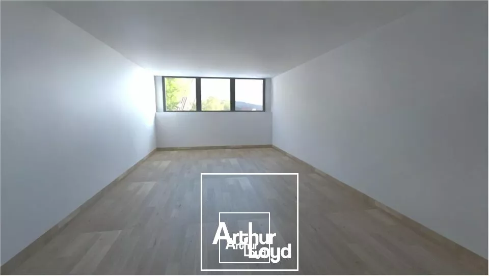 Local Commercial Rénové avec Large Vitrine et Parking - Brive