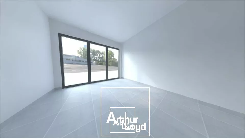 Local Commercial Rénové avec Large Vitrine et Parking - Brive